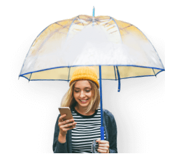 Frau schaut mit Regenschirm auf ihr Smartphone