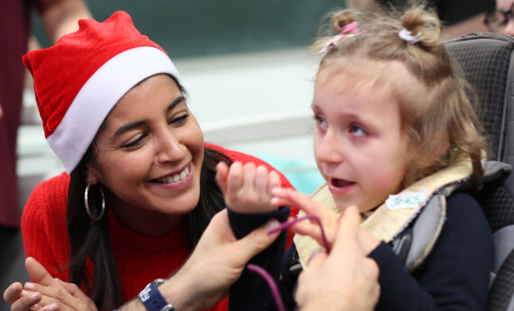 Leila Bekhti joue avec une petite patiente de l'hôpital