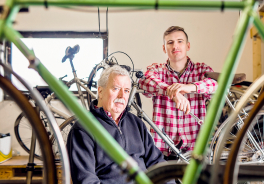 Homme âgé et jeune homme dans un atelier de vélo