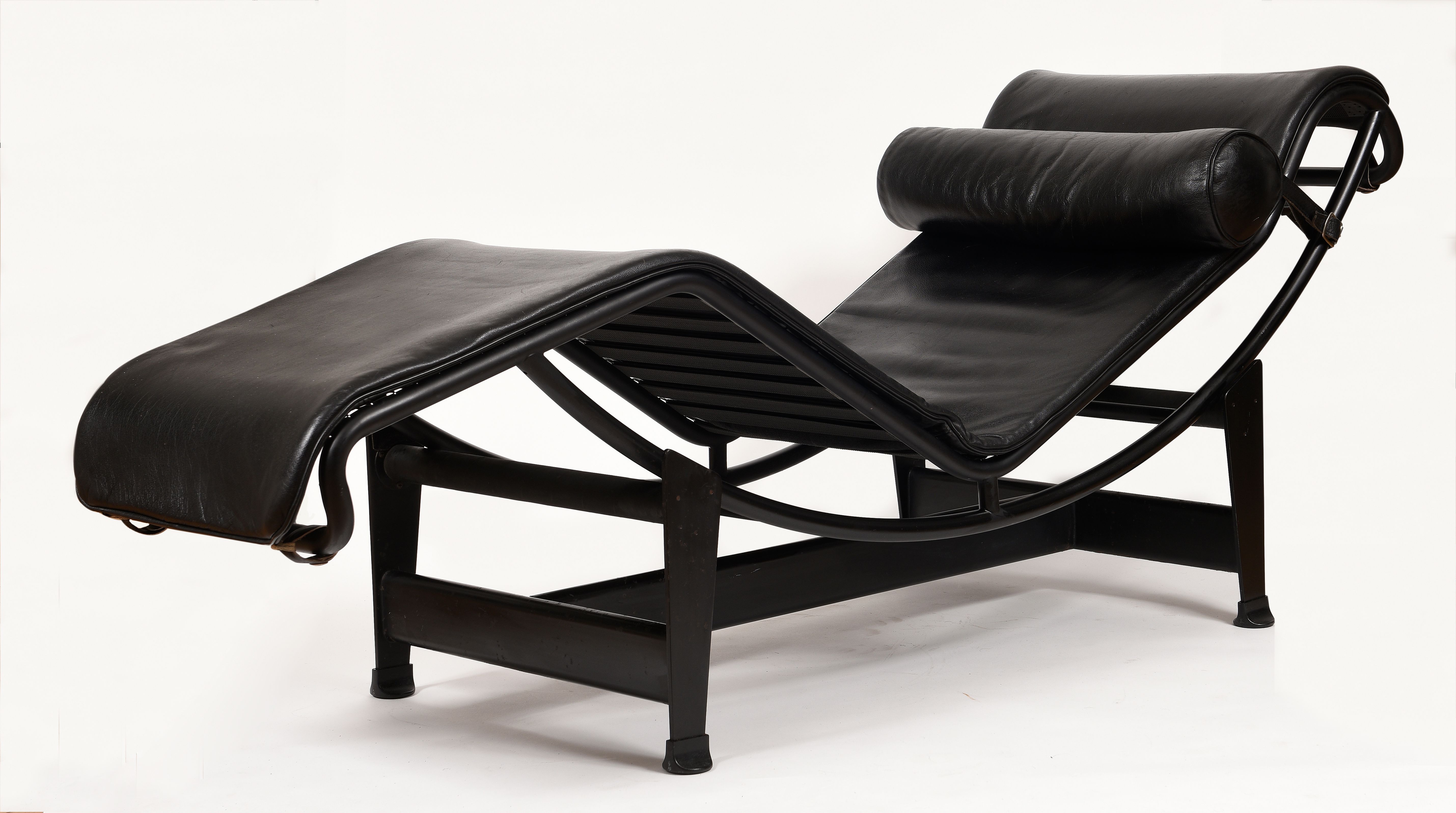 Lot 5. LE CORBUSIER (1887-1965), CHARLOTTE PERRIAND (1903-1999) et PIERRE JEANNERET (1896-1967) Chaise longue LC4, modèle créé en 1928 (1).jpg