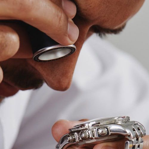 2. Sobald du deinen Artikel gekauft hast, schickt der/die Verkäufer*in deine Uhr zur Echtheitsprüfung an unseren Partner Stoll & Co.