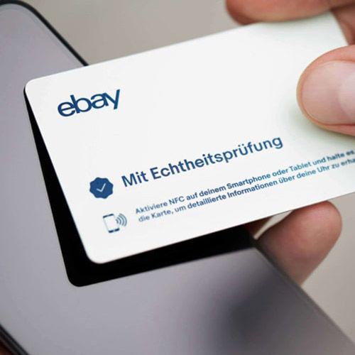 3. Dort wird die Uhr einer mehrstufigen Prüfung unterzogen. Bei erfolgreichem Bestehen erhält sie eine Karte mit einem QR-Code, der Zugang zu detaillierten Informationen bietet.
