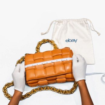 Dort wird die Handtasche einer mehrstufigen Prüfung unterzogen. Bei erfolgreichem Bestehen erhält sie eine Karte mit einem QR-Code, der Zugang zu detaillierten Informationen bietet.