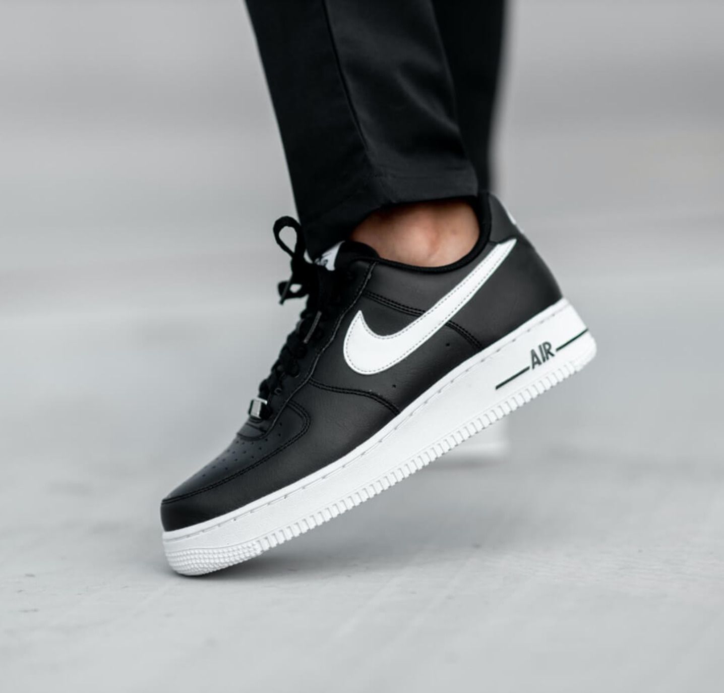 NIKE Air Force 1 Low White with Black Foxing Stripe
