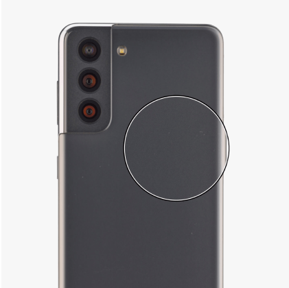 Die Rückseite eines schwarzen Handys mit minimalen Gebrauchsspuren