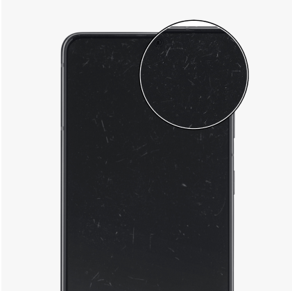 Der schwarze Bildschirm eines Smartphones mit Gebrauchsspuren